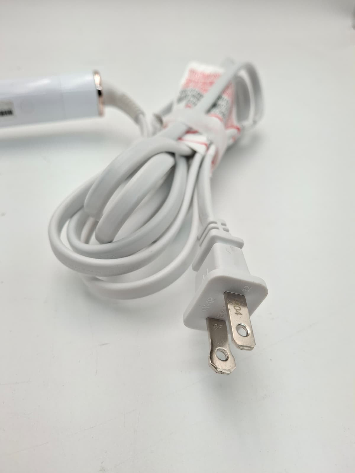 T3 Singlepass Curl 1.5" Custom Blend Ceramic Curling and Wave Iron - White...
